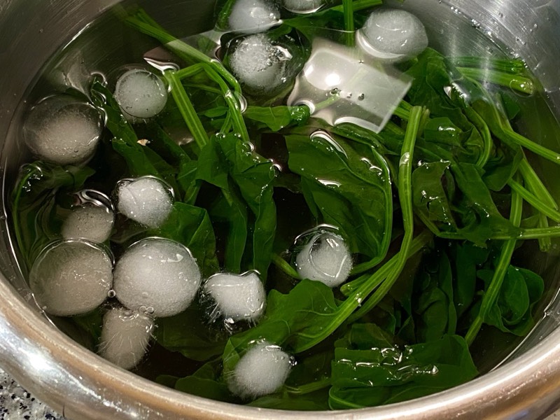 Frische Spinatblätter im Wasser