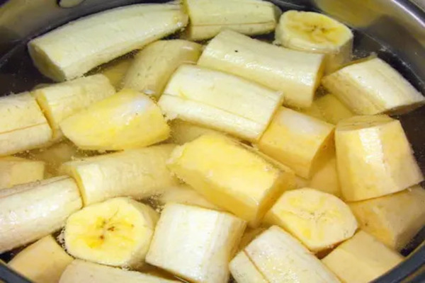 Geschnittene Bananen im Wasser