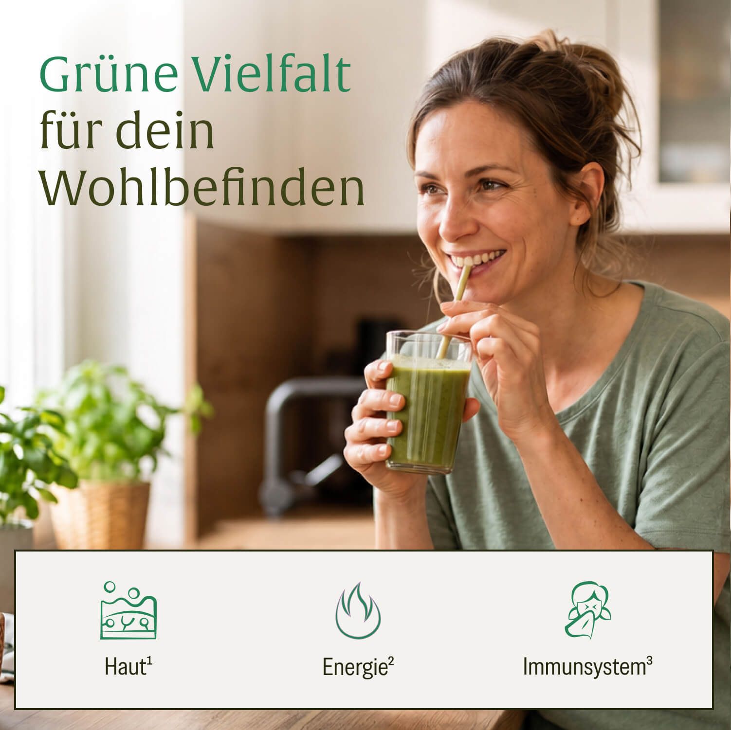 Frau trinkt grünen Pflanzenritual-Drink – tägliche Pflanzenkraft